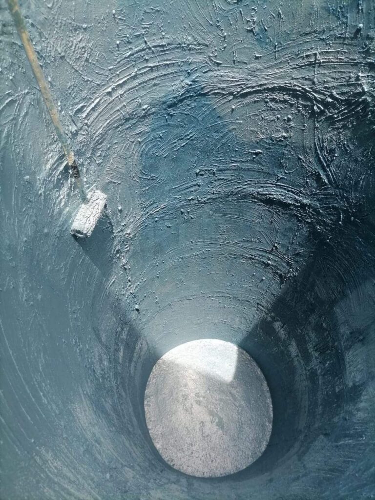 كشف تسربات الخزانات أمر ضروري للحفاظ على جودة المياه وتجنب الأضرار الهيكلية والمادية. يمكن أن تتسبب التسربات في فقدان كميات كبيرة من المياه وزيادة فواتير الاستهلاك، بالإضافة إلى احتمالية حدوث تشققات في المباني أو نمو الطحالب والفطريات. إليك بعض الطرق لكشف التسربات